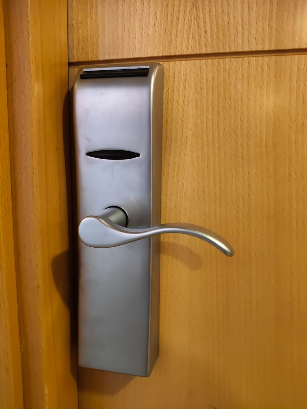 Manivela de puerta instalada por cerrajero en Carabanchel