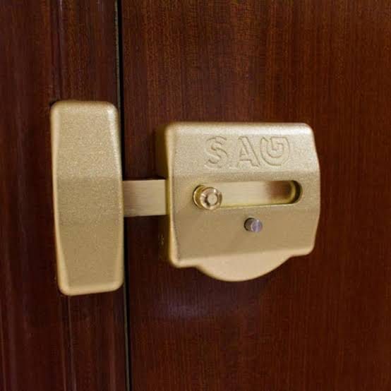 Cerrojo de seguridad SAG en puerta de madera