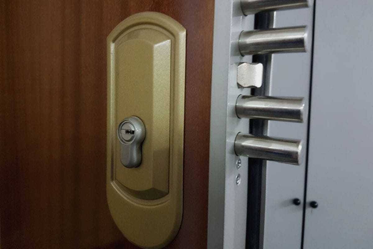Cerrajero en Carabanchel instalando una puerta acorazada de alta seguridad